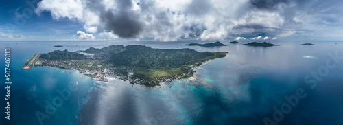 Obraz  z motywem The remote pacific island of Chuuk / Truk is part of the Federated States of Micronesia.