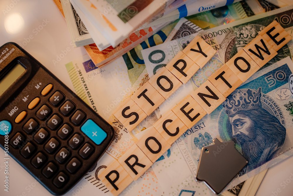 Napis stopy procentowe na tle banknotów