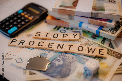 Napis stopy procentowe na tle banknotów