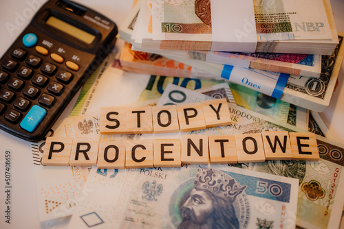 Napis stopy procentowe na tle banknotów