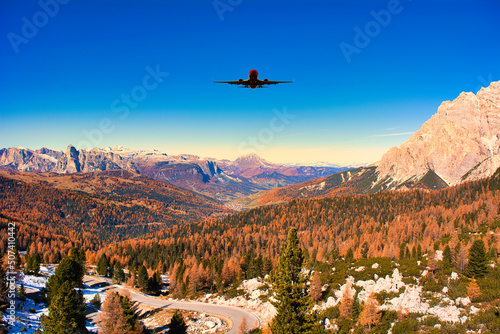 イタリアアルプス上空を飛行する航空機