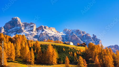 イタリアアルプスの黄葉風景
