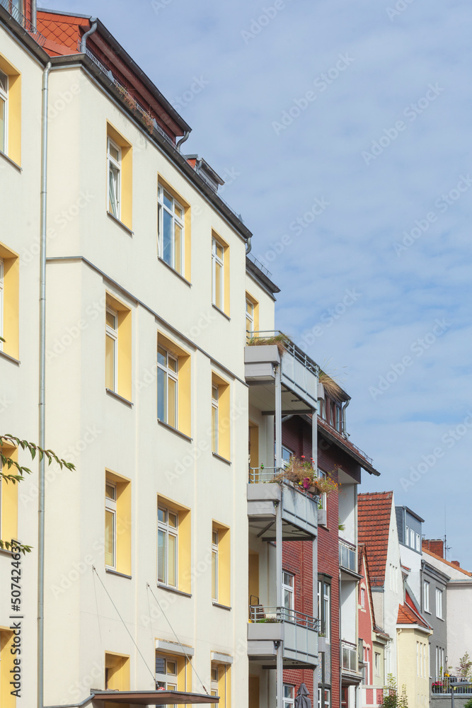 Fototapeta premium Weisses modernes Wohnhaus, Mehrfamilienhaus, Bremen, Deutschland