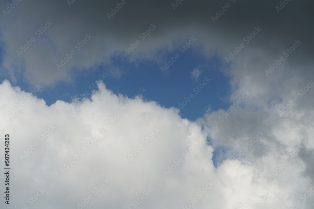 Dichte und kompakte Bewölkung aus unterschiedlich geformten  Wolken am morgendlichen Himmel