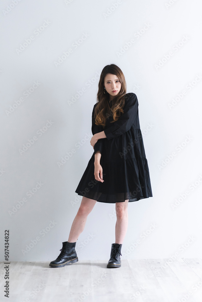 黒いワンピースを着たロングヘアの女性 黒いワンピースを着たロングヘアの女性