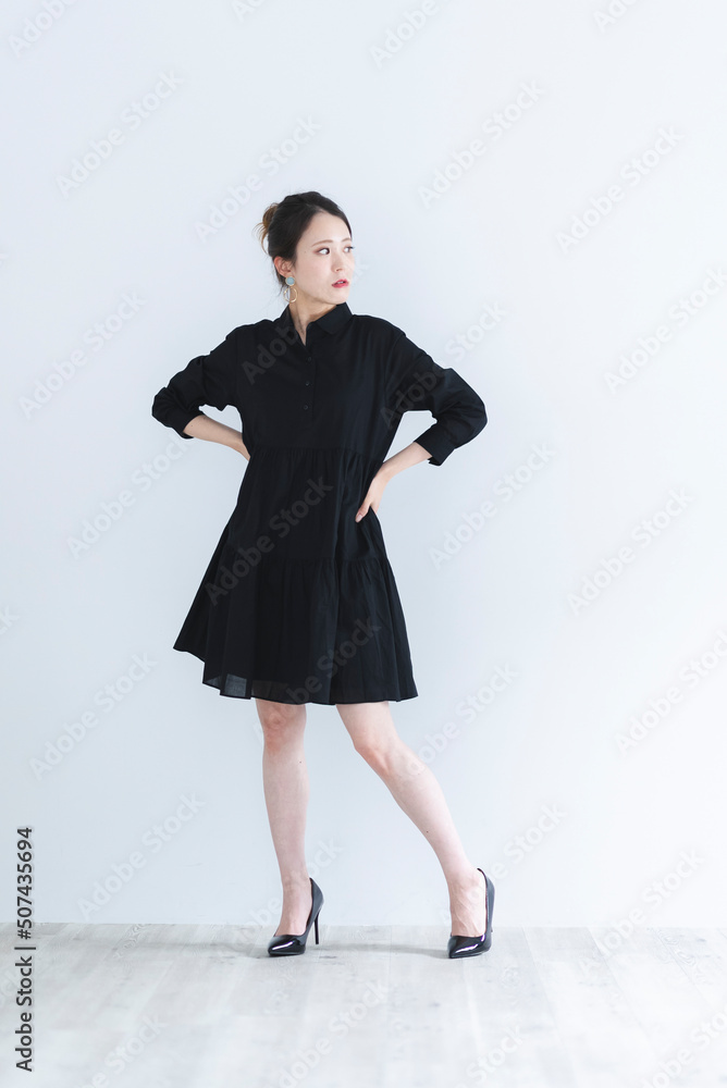 黒いワンピースを着たクールな女性