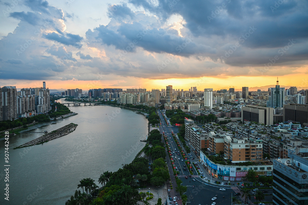 Obraz premium sunset over the city