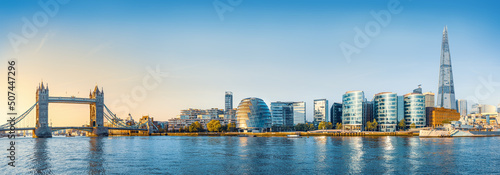 Fotografia panoramic view at the skyline of london during sunrise