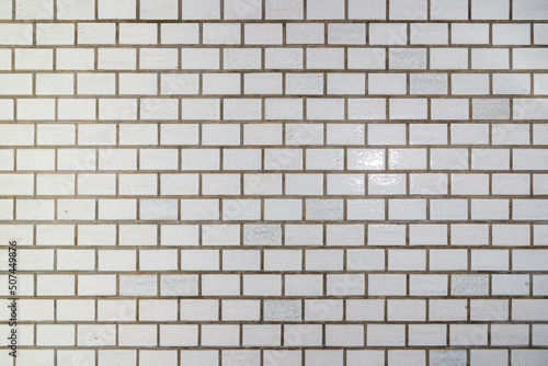 白いレンガタイル貼りの壁