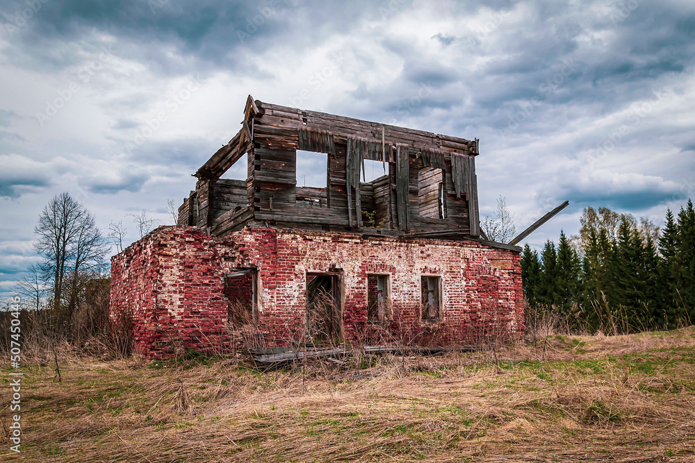 Obraz premium destroyed lonely house