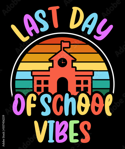 Last Day Of School Vibes Retro Vintage Teacher Graduation T-Shirt