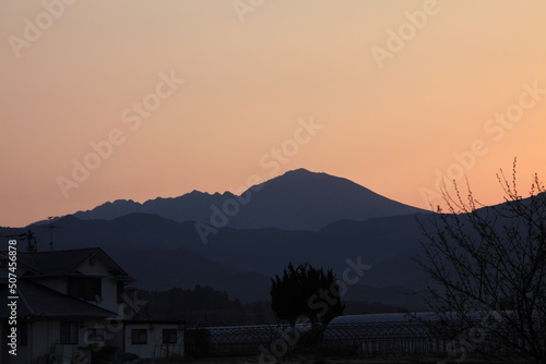 夕日が沈む山の風景