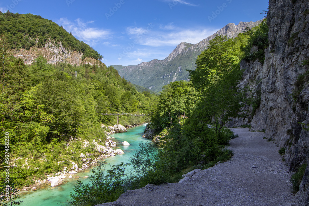 Der slowenische Fluss Soca vor wunderbarem Bergpanorama