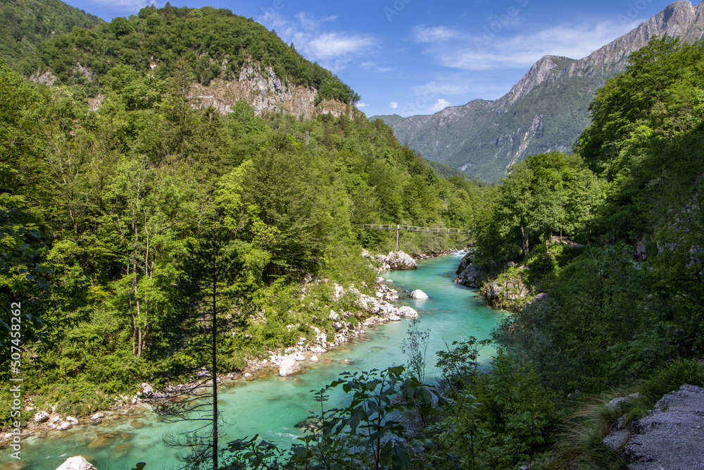 Der slowenische Fluss Soca vor traumhaftem Bergpanorama