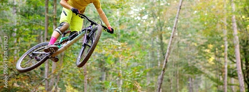 Wallpaper Mural Homme saute avec un vélo de descente dans la nature en forêt - vtt sport extreme Torontodigital.ca
