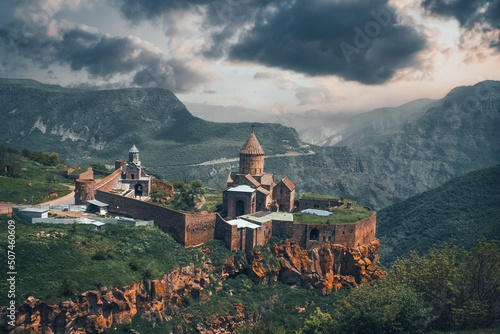 Antyczny monaster w położenia słońcu. Tatev. Armenia