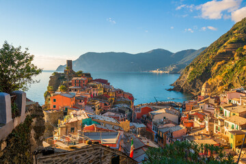 Gartenposter Ligurien Vernazza Cinque Terre buntes Küstendorf  © SeanPavonePhoto