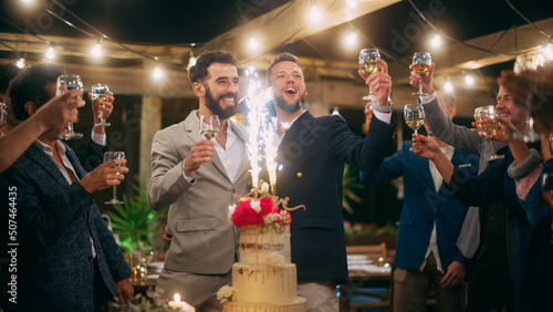 Fotografia Handsome Happy Gay Couple Celebrate Wedding at an Evening Reception Party with Diverse Multiethnic Friends