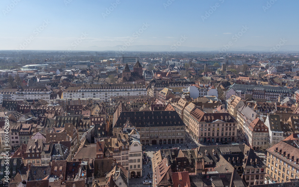 Vue panoramique sur le centre historique depuis le toit de la cathédrale de Strasbourg en Alsace dans l'est de la France
