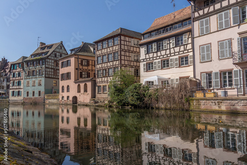 Maisons à colombages près d'un canal dans le centre historique de Strasbourg en Alsace dans l'est de la France