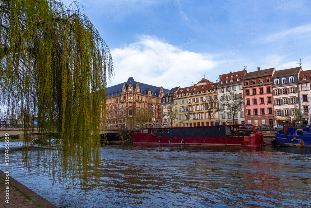 Maisons à colombages alsaciennes, aussi appelées maisons en pans-de-bois, près d'une péniche sur le Rhin à Strasbourg en Alsace