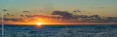 traumhaftes Sonnenuntergang Panorama auf dem offenen weiten Meer