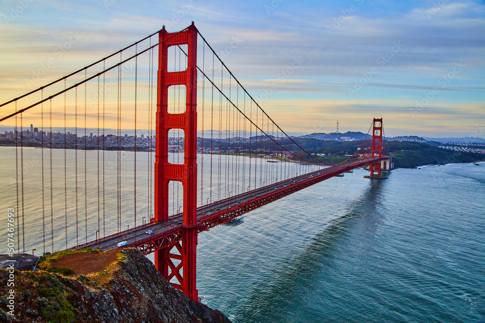 Obraz premium Iconic San Francisco Golden Gate Bridge during sunrise from the northwest