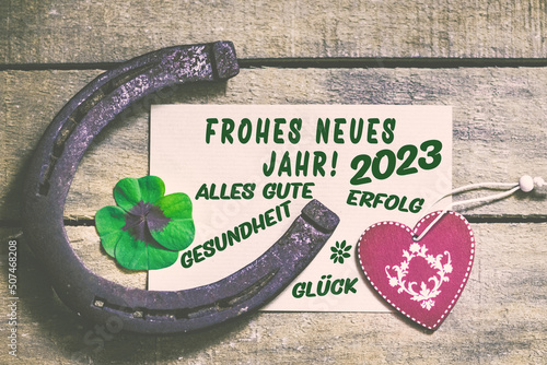 Frohes Neues Jahr 2023 Dekoration mit Hufeisen Kleeblatt und Herz Wünsche Alles Gute Glück Gesundheit Erfolg	
