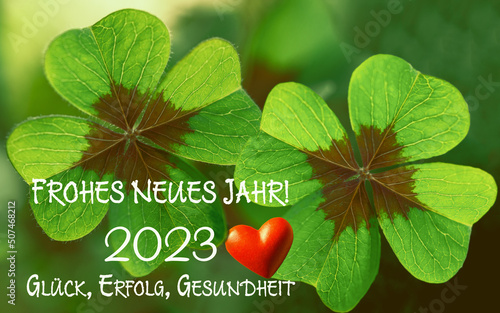 Frohes Neues Jahr 2023 Klee Kleeblatt Glücksklee mit Herz und Text  photo