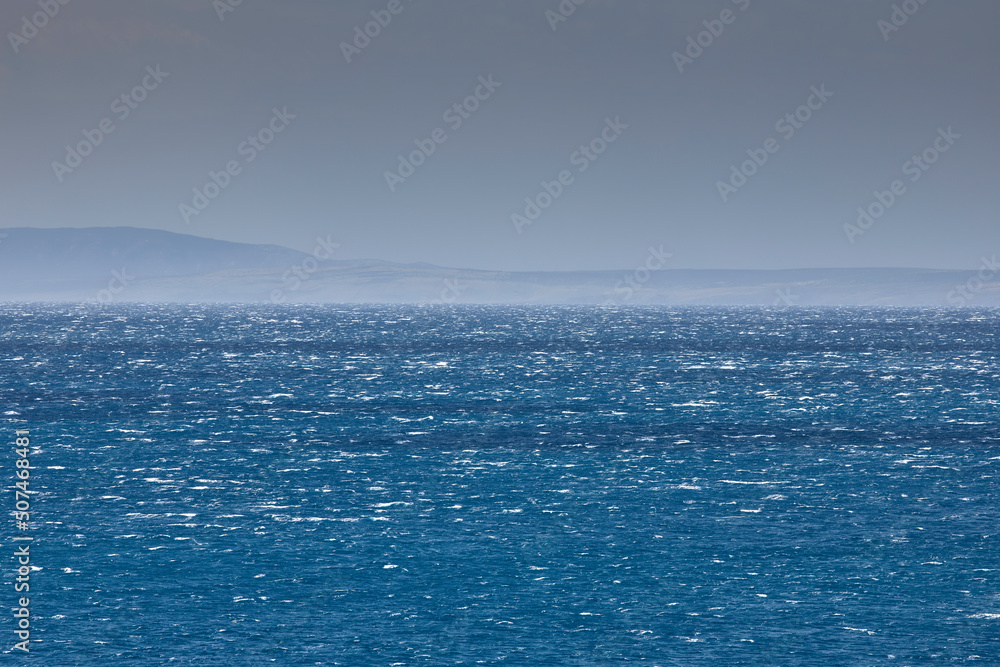 Windiges Segelwetter im Mittelmeer