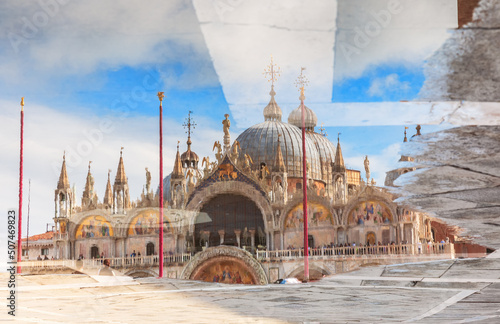 Obraz na płótnie Water reflection view of St Mark's Basilica, Venice, Italy w salonie