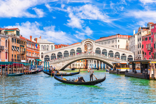 Photo Gandolas in the lagoon of Venice, beautiful tourist attraction, Italy