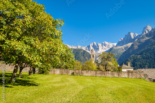 Fototapeta Nice autumn view on the gorgeous village of Soglio, located on the mountainside on the northern side of the Val Bregaglia (Grisons, Switzerland)