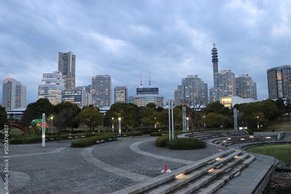 夕方の横浜臨港パークの風景
