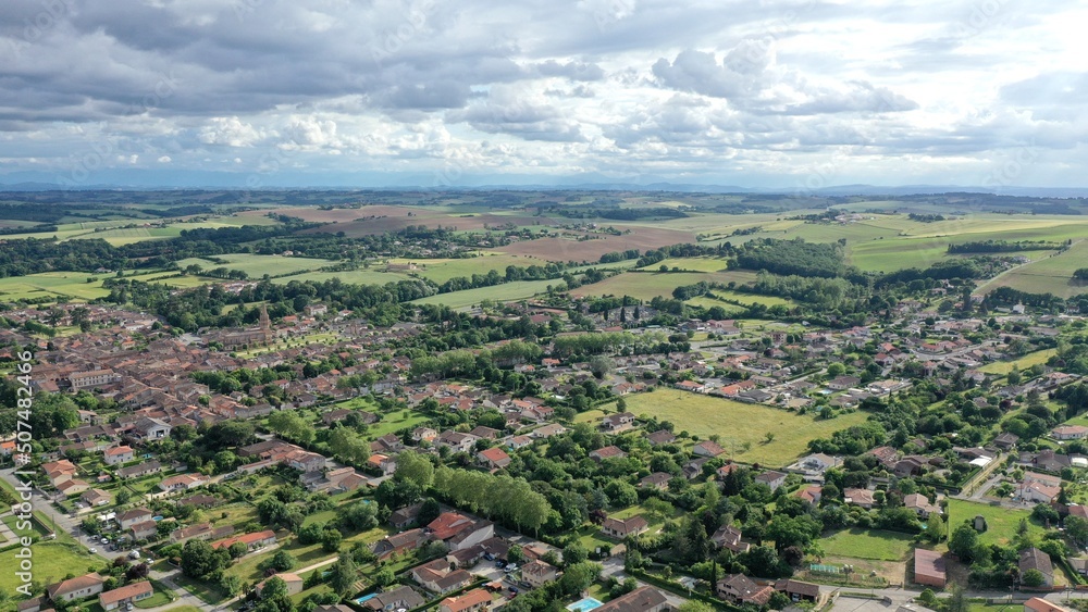 survol d'un village en Haute-Garonne près de Toulouse survol d'un village en Haute-Garonne près de Toulouse