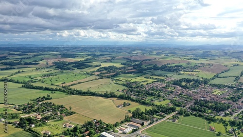 moulin en vent surplombant la campagne française