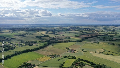 moulin en vent surplombant la campagne française