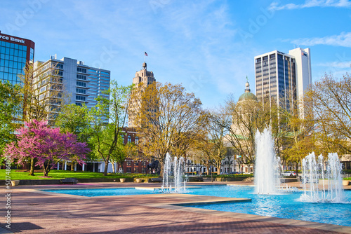 Foto Freimann Square park in downtown Fort Wayne in spring with cherry tree, fountain