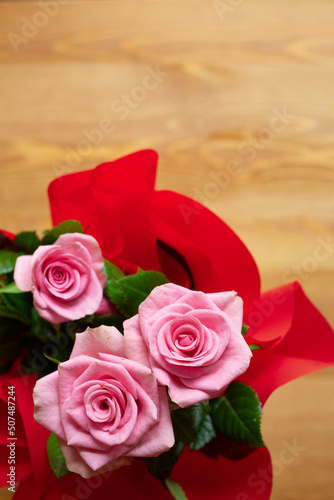 rose rosa su sfondo di legno