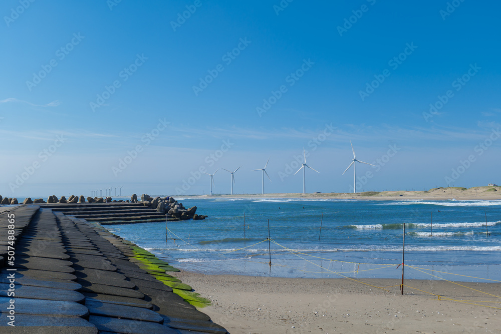 茨城県神栖市　日川浜海水浴場と風力発電の風車の風景