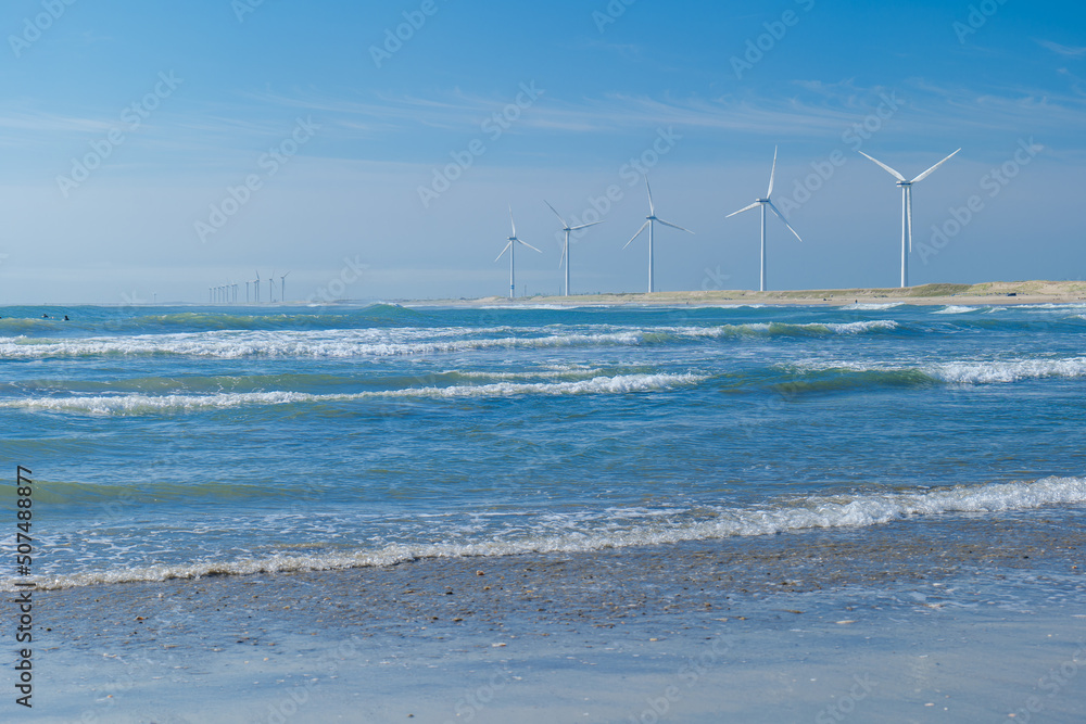 茨城県神栖市　日川浜海水浴場と風力発電の風車の風景