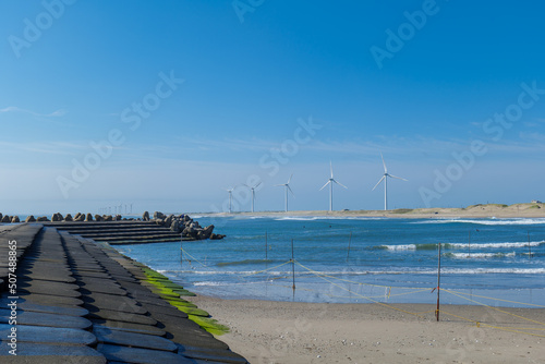 茨城県神栖市　日川浜海水浴場と風力発電の風車の風景 © 正人 竹内