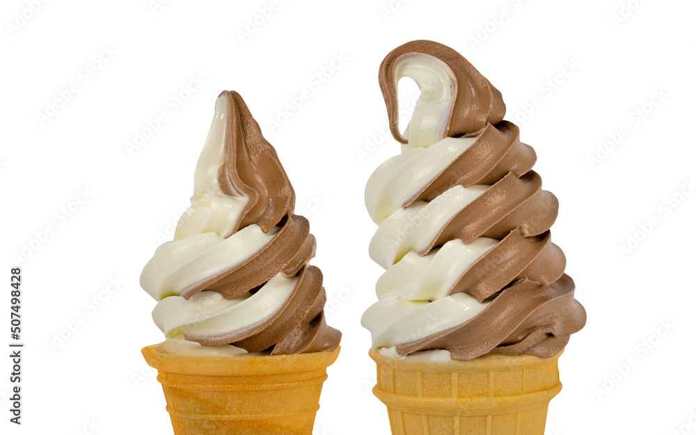 Naklejka premium Kręcone lody śmietankowo czekoladowe w wafelku na białym tle