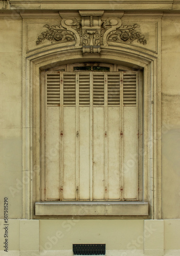 Fenêtre fermée au rez de chaussée d'un immeuble haussmannien à Paris (France) photo