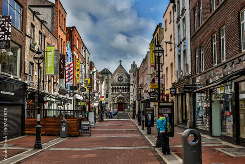 Katedra w Dublinie w Irlandii z aleją miejską