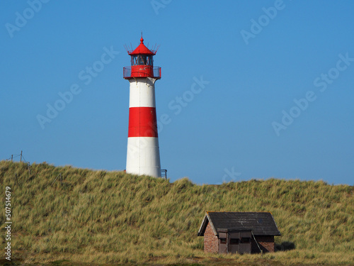 Leuchtturm in den Dünen auf Sylt