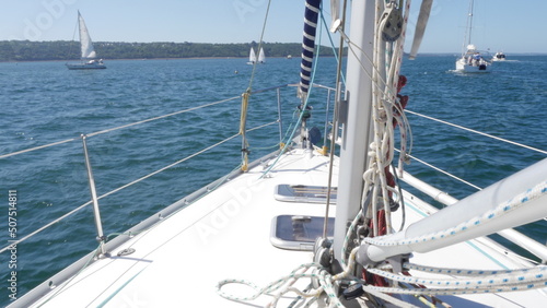 Sortie ou balade maritime sur un grand bateau    voile  sur la rade de Brest  pendant un temps de grand soleil  sortie en famille  voyage et navigation collective  l avant