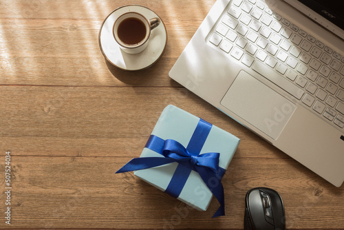 Foto Escritorio de madera con computadora, café y regalo del día del padre