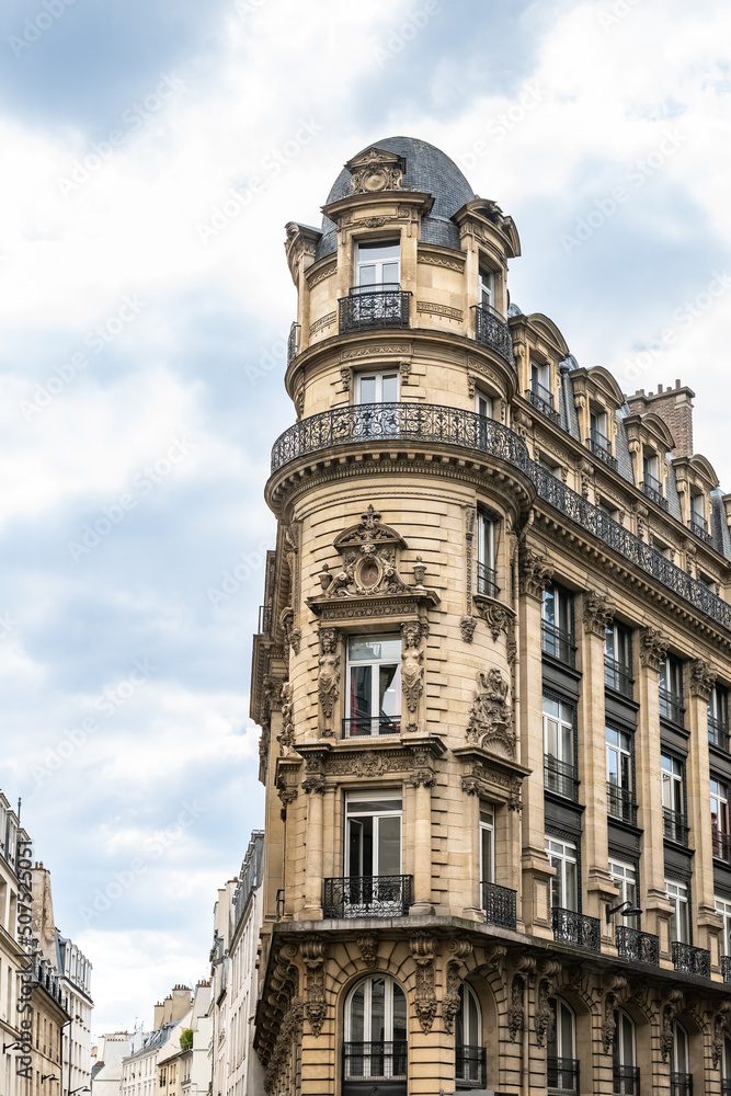 Paris, beautiful building avenue de l’Opera, in a luxury area in the center
Paris, beautiful building avenue de l’Opera, in a luxury area in the center
