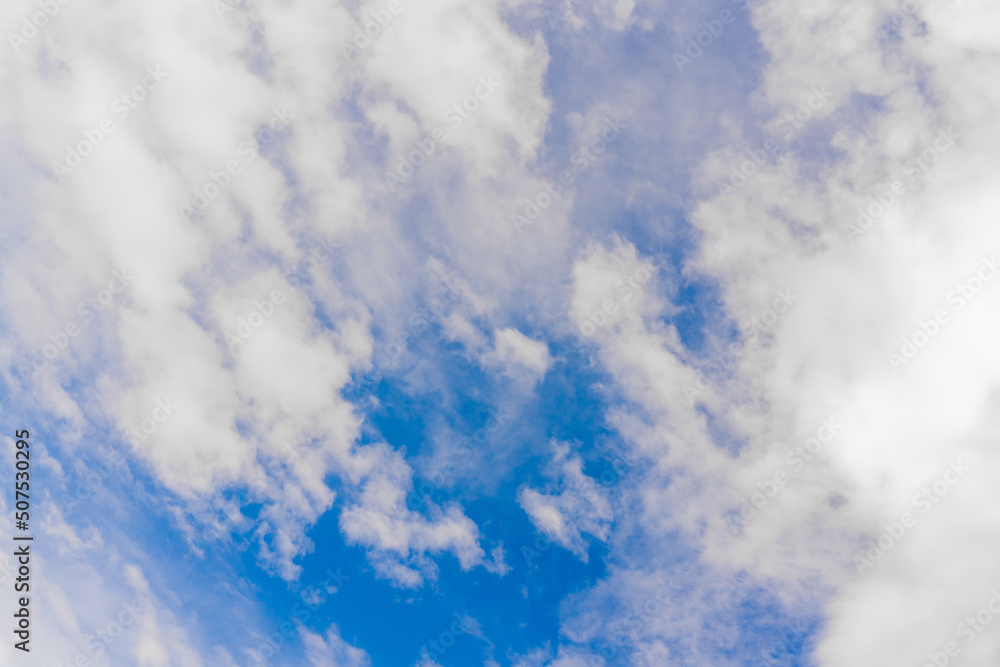 Obraz premium Beautiful white clouds on a bright blue background.